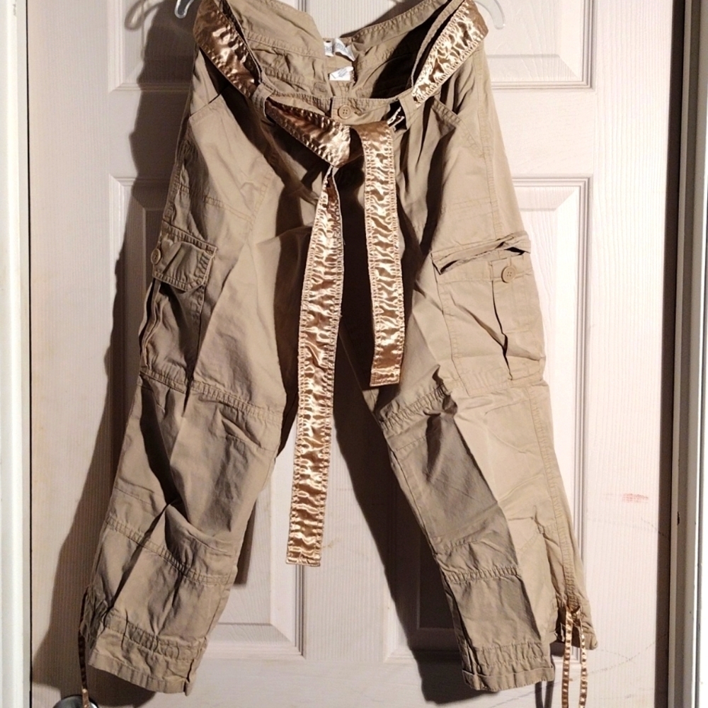 𝅺AEROPOSTALE SZ 5/6 CAPRI LENGTH KHAKIS WITH SATIN BELT AND TIES